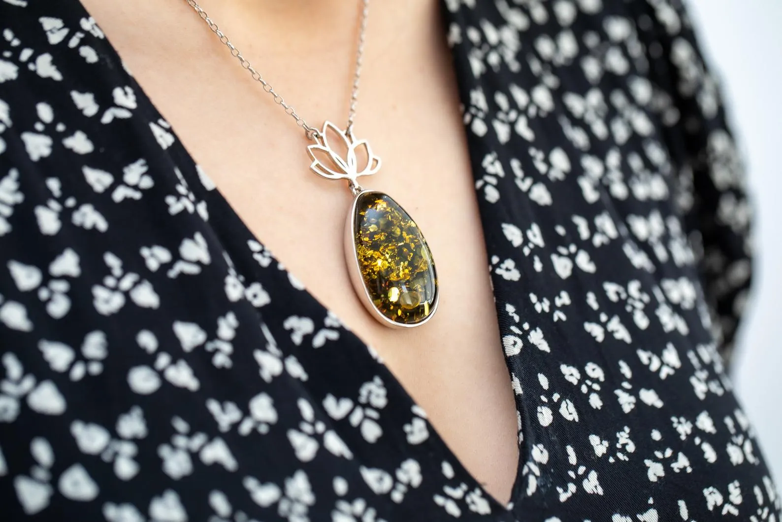 Lotus Motif Midi Green Amber Pendant